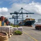 El encarecimiento de combustibles, materias primas y logística presiona los costos de las empresas ecuatorianas, mientras las exportaciones ganan valor pero pierden poder de compra.
