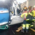 Bomberos de Quito atendieron a tres personas tras un siniestro entre un tanquero y un vehículo liviano registrado en Ruta Viva e Intervalles este lunes.