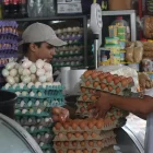 La menor producción de huevos, el sacrificio de gallinas ponedoras y el alto costo del maíz encarecen la proteína más consumida del país.
