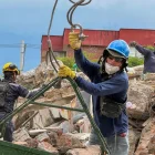 Rescatistas realizan labores de búsqueda en los escombros del edificio Torres del Limonar, destruido por el terremoto del pasado lunes, en Cali (Colombia).