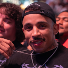 Carlos Prates durante UFC 330, con Michael Morales al fondo del escenario.