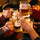 Amstel destaca su origen neerlandés y la tradición que ha acompañado a la marca desde su fundación en Ámsterdam, en 1870.