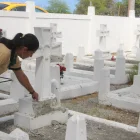 Varias tumbas del cementerio inglés de Ancón fueron destruidas durante el robo de placas de bronce.