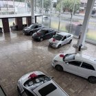 La concesionaria fue clausurada en la Kennedy, mientras clientes reclamaban la devolución de hasta $ 4.500 entregados por vehículos que nunca recibieron.