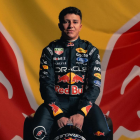 Isack Hadjar posa frente al logo de Red Bull Racing durante su etapa como piloto de la escudería.