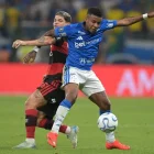 El atacante de Cruzeiro, el ecuatoriano Keny Arroyo, defiende la pelota en el duelo ante Flamengo.