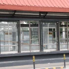 Puertas y mamparas dañadas forman parte del deterioro que presentan varias estaciones de la Metrovía en Guayaquil.