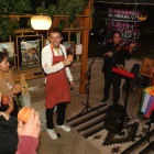 En negocios de la calle Juan Rodríguez hubo música en vivo, además de ofertas gastronómicas.