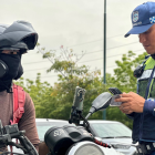 Miembros de la Agencia de Tránsito y Movilidad (ATM) realizan controles a motociclistas en varios sectores de Guayaquil.