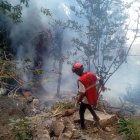 Un miembro del equipo de respuesta a emergencias de la Cruz Roja de Kenia trabaja cerca del lugar donde se estrelló un helicóptero, en el condado de Samburu.
