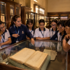 Estudiantes conocen el patrimonio documental del Archivo Histórico del Guayas durante una jornada educativa.