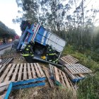 Accidente. Un tráiler quedó volcado tras chocar contra un poste en la avenida Simón Bolívar, a la altura de El Troje.