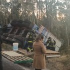 Accidente. Un tráiler volcó en la avenida Simón Bolívar tras chocar contra un poste. El conductor quedó atrapado, pero resultó ileso.