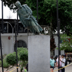 La estatua de Bolívar en Montenegro permanece inclinada y cercada tras los daños del terremoto del 10 de agosto.