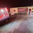 Un bus de pasajeros volcado en Yanayacu, Tungurahua, mientras equipos de emergencia atienden el siniestro.