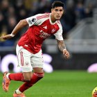 Piero Hincapié con la camiseta de Arsenal en la Premier League.