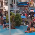 Operativo policial en un mercado de Quito tras la detención de una mujer con presuntas drogas.