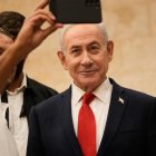 Un hombre se toma una selfie con el primer ministro israelí Benjamin Netanyahu durante las elecciones primarias del partido Likud en Jerusalén, el 17 de agosto de 2026.