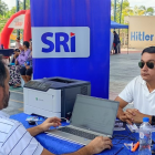 Contribuyentes despejan dudas ante técnico del SRI.