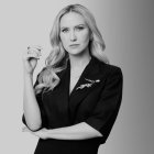 Sensi Studio recordó a Stephany Hollihan con una publicación en blanco y negro tras confirmar su fallecimiento en Kenia.