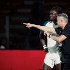 El técnico de Liga de Quito, Gustavo Álvarez, da indicaciones a Ricardo Adé en la Copa Libertadores.