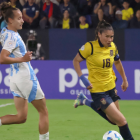La Selección de Ecuador enfrenta a Argentina durante un partido internacional de fútbol.