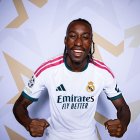 Yan Diomande jugará como extremo por la banda derecha.