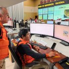 Fotografía tomada de la cuenta en X @indeciperu del Instituto Nacional de Defensa Civil de Perú (Indeci) en la que se observa al jefe del Indeci, Luis Enrique Vásquez (i), monitoreando lo ocurrido por el terremoto de magnitud 7,2 en la región andina de Ayacucho.