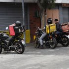 Repartidores de delivery circulan por Quito mientras las autoridades avanzan en un registro único para fortalecer los controles.