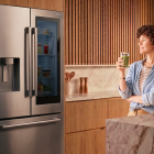 La Samsung Bespoke AI RF80H aprende los patrones de uso del hogar para mantener estable la temperatura y optimizar el consumo de energía.
