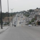 Las aceras y parterres no cuentan con sombra en la avenida Teodoro Alvarado Oleas, en el norte de Guayaquil.