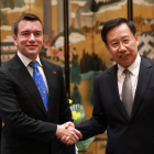 Representantes ecuatorianos y chinos estrechan vínculos en un encuentro diplomático en Shanghái.