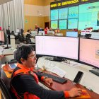 El jefe del Instituto Nacional de Defensa Civil de Perú (Indeci), Luis Enrique Vásquez (i), monitoreando lo ocurrido por el terremoto de magnitud 7,2.