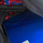 Policía acudió a un colegio de Guayaquil tras la alerta por un arma de fuego hallada en la mochila de un estudiante.