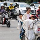 Personas en motocicletas en Pekín, China.