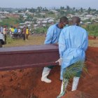 Miembros del equipo de respuesta trasladan un cuerpo para su entierro en Bunia, República Democrática del Congo, el 18 de agosto de 2026.