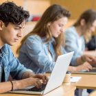 Estudiantes en Ecuador acceden a herramientas digitales como parte del programa gratuito de Google AI Plus.