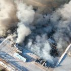 Bomberos participando en las labores de extinción de un incendio en un centro comercial dañado tras un ataque ruso en Kryvyi Rih, en el contexto de la invasión rusa de Ucrania.