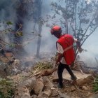 La Policía del condado de Samburu y la Cruz Roja de Kenia participaron en las labores de rescate de los cuerpos de las personas fallecidas en el accidente en el monte Ololokwe.