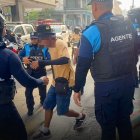 Agentes municipales denuncian agresiones durante controles a vendedores informales.