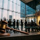 El artículo 49 del COIP permite sancionar a las personas jurídicas de derecho privado, pero únicamente por los delitos en que el Código lo prevé y nunca de manera automática.