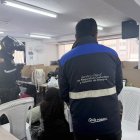 Más de 30 personas fueron encontradas durante el operativo en un inmueble de Iñaquito, donde las autoridades identificaron espacios equipados con cubículos.