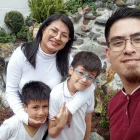 Gustavo Álvarez posa junto a su familia. Su esposa tuvo que renunciar a su trabajo para apoyarlo.