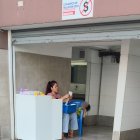 La venta manual de papel higiénico se evidencia en los exteriores de los baños del Malecón 2000.