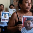 Familiares de ocho de los diez tripulantes que permanecen desaparecidos tras el ataque.