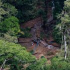 Un campamento clandestino de minería ilegal cerca del río Mangle este 14 de agosto de 2026, en la selva del Tapón del Darién.
