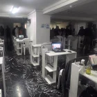 Los agentes encontraron estaciones de trabajo y dispositivos con mensajes extorsivos, amenazas e imágenes violentas durante la intervención al centro de llamadas.