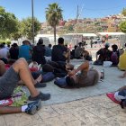 Varios migrantes congregados en los alrededores del Embolsamiento Loma Colmenar, uno de los puntos de acogida, este sábado 22 de agosto en Ceuta.