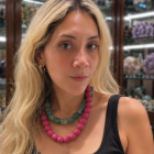 Los vi en redes y los probé: llevé el collar chunky estilo bola de chicle, en versión tagua, combinado con uno de jade.