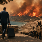 Una escena simbólica representa los incendios en España, la crisis migratoria y el debate sobre la gestión y el desgaste del Gobierno de Pedro Sánchez.